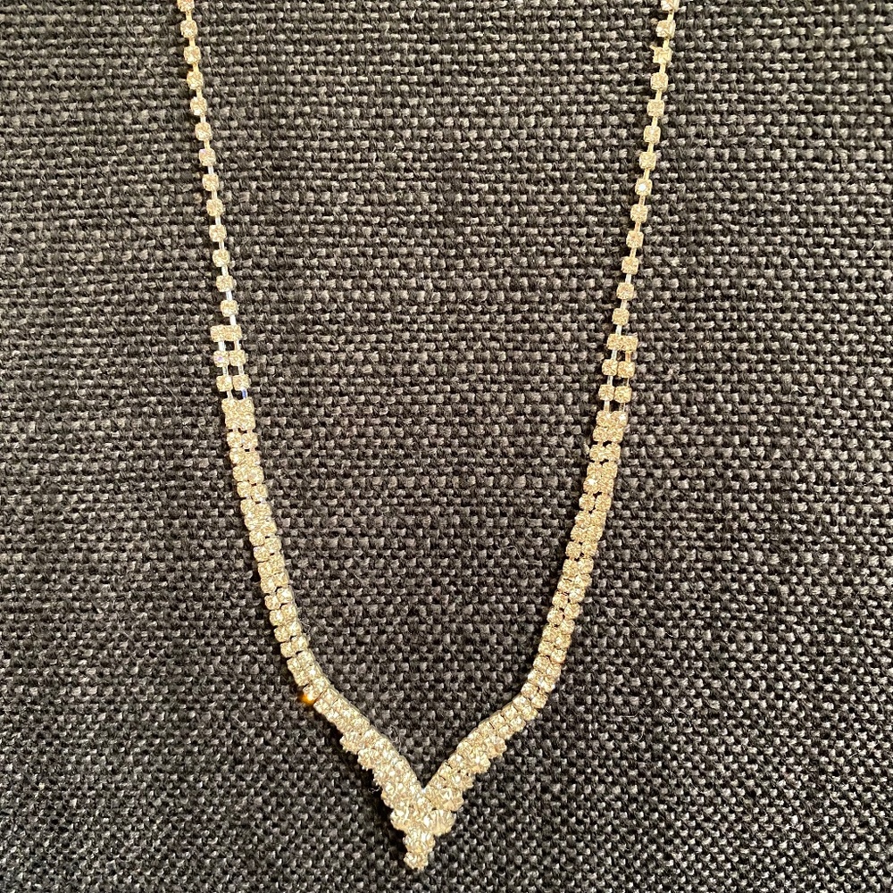 V diamonds silver necklace
